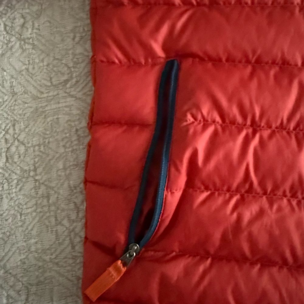 Patagonia Red Puffer Jacket with Quilted Design - Picture 4 of 8